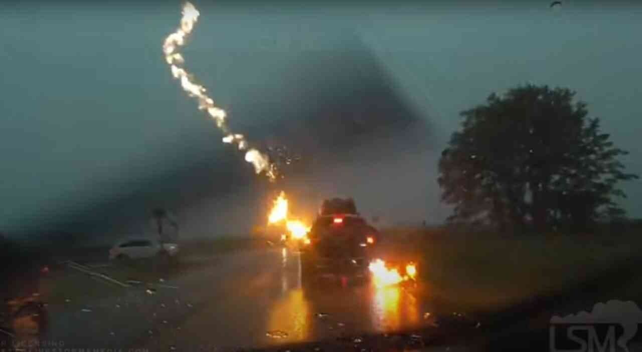 달리다가 번개를 4번이나 맞은 지프

 게시글 썸네일