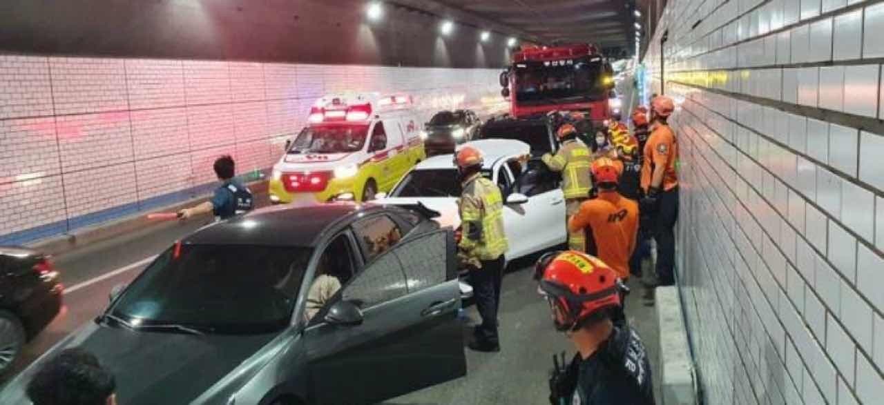 요즘 터널 사고 많네요; 모두 안전운전합시다✔️ 게시글 썸네일