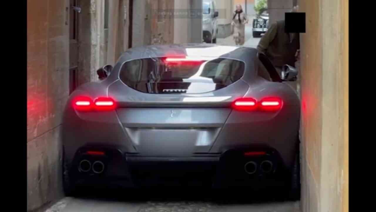 이탈리아 골목에 갇힌 안타까운 ‘페라리 로마’

 게시글 썸네일