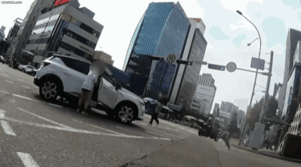 오토바이 운전자, SUV에 깔리자..시민들 우르르 달려와 차 '번쩍' 게시글 썸네일