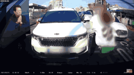 (영상) "양보 안해?" 아기 앞에서 엄마 폭행한 운전자 게시글 썸네일