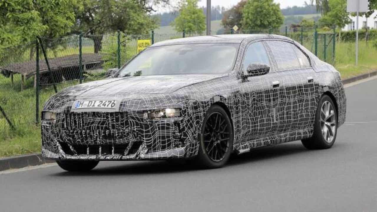 BMW, 플래그십 순수전기차 i7 공개 임박 '완전충전시 700km 주행가능거리 확보' 게시글 썸네일