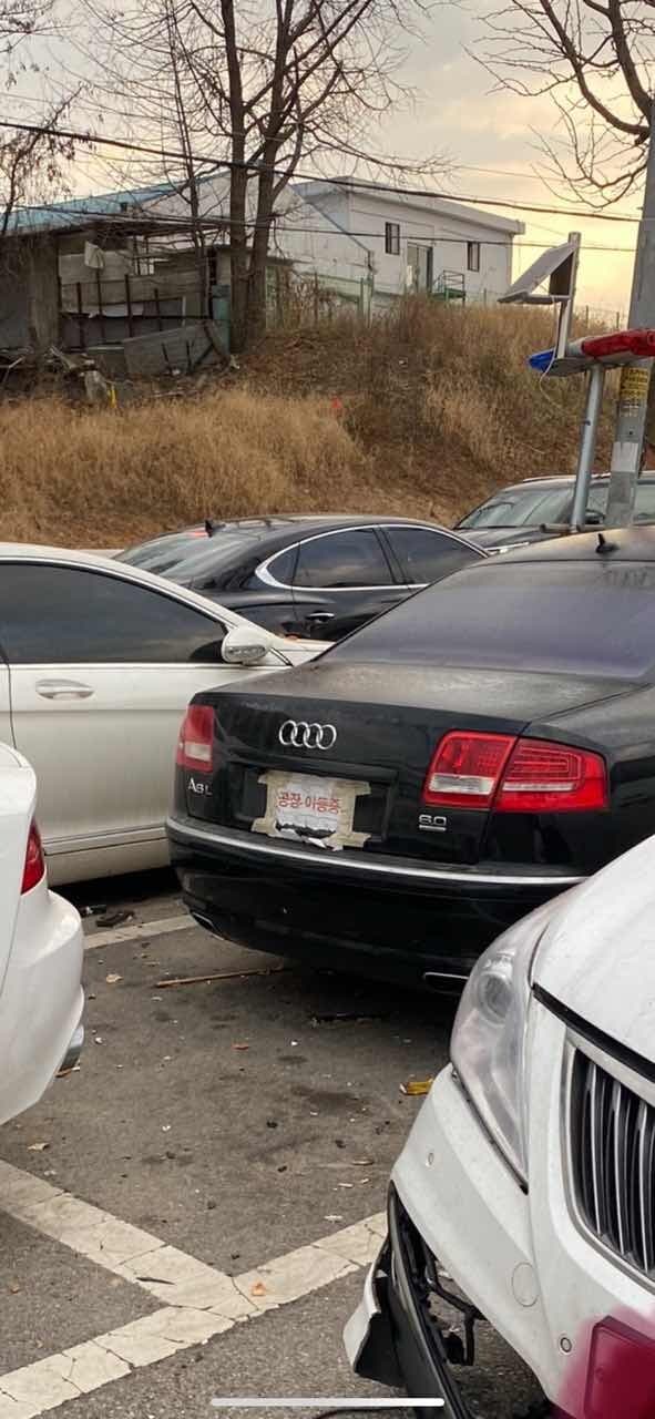 부서진채 방치되있는 v12 게시글 썸네일