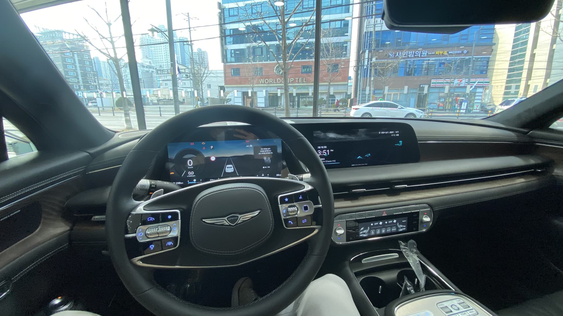 제네시스 G90 풀체인지 전시차 게시글 썸네일