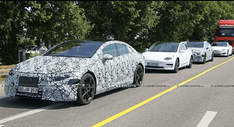 테슬라와 같이 테스트중인 벤츠 EQ S  게시글 썸네일