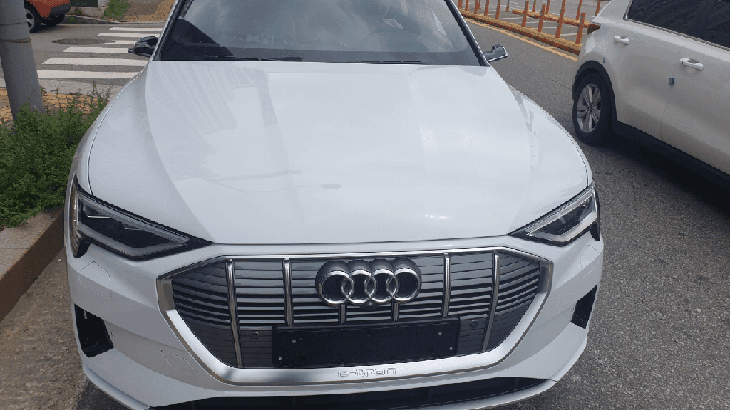 ㅋㅋㅋ드뎌 차 Audi E-Tron 나왔습니다 게시글 썸네일
