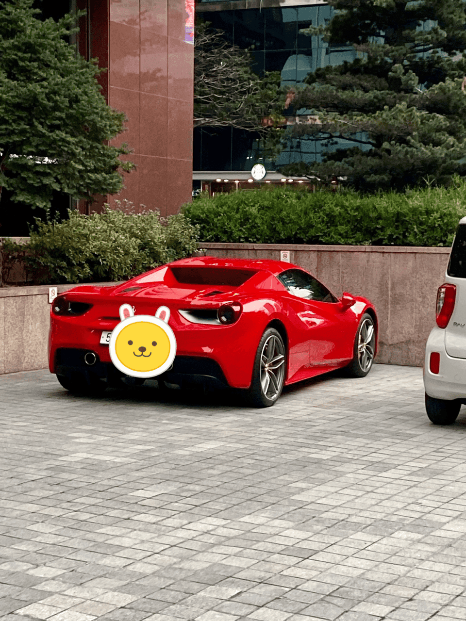 와... 퇴근길에 페라리 봤는데 포스가 좔좔....  게시글 썸네일