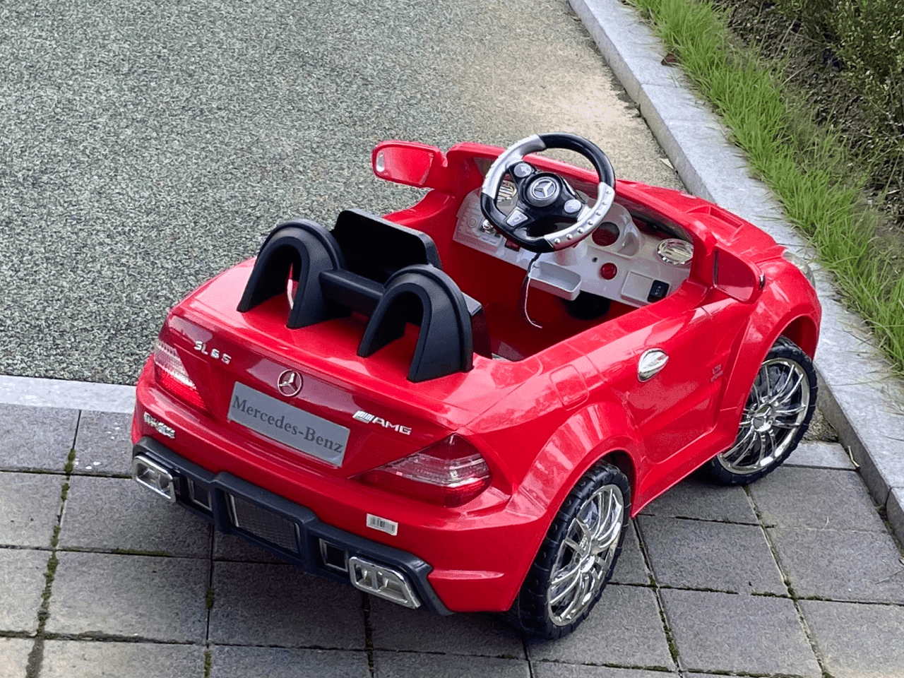 공원 한 가운데 AMG 게시글 썸네일