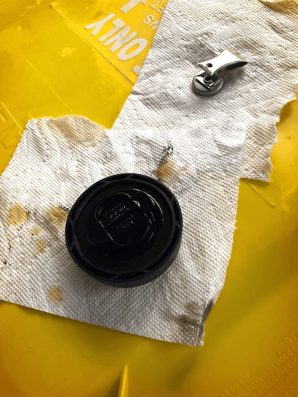 쇳가루 같은 게 자석에 붙지는 않네요 게시글 썸네일