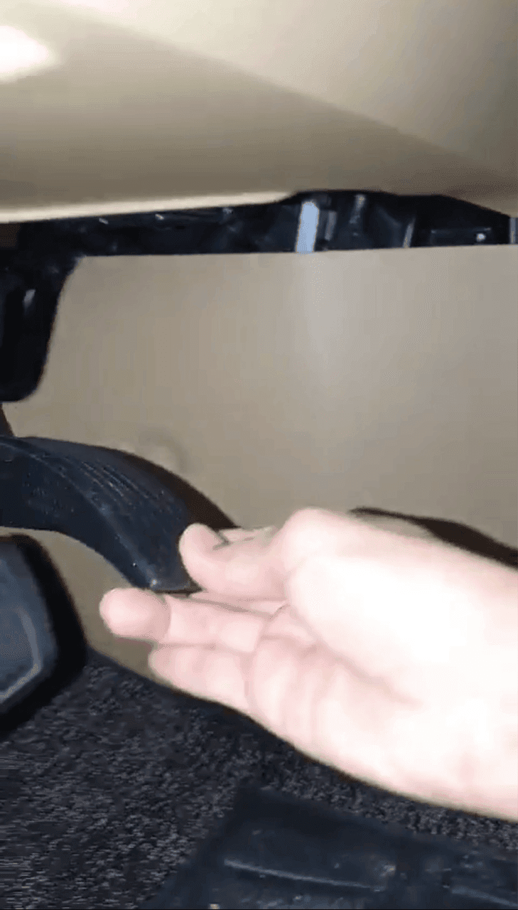 카니발 주행중 악셀 빠짐으로 큰일날뻔했네요 ㄷ 게시글 썸네일