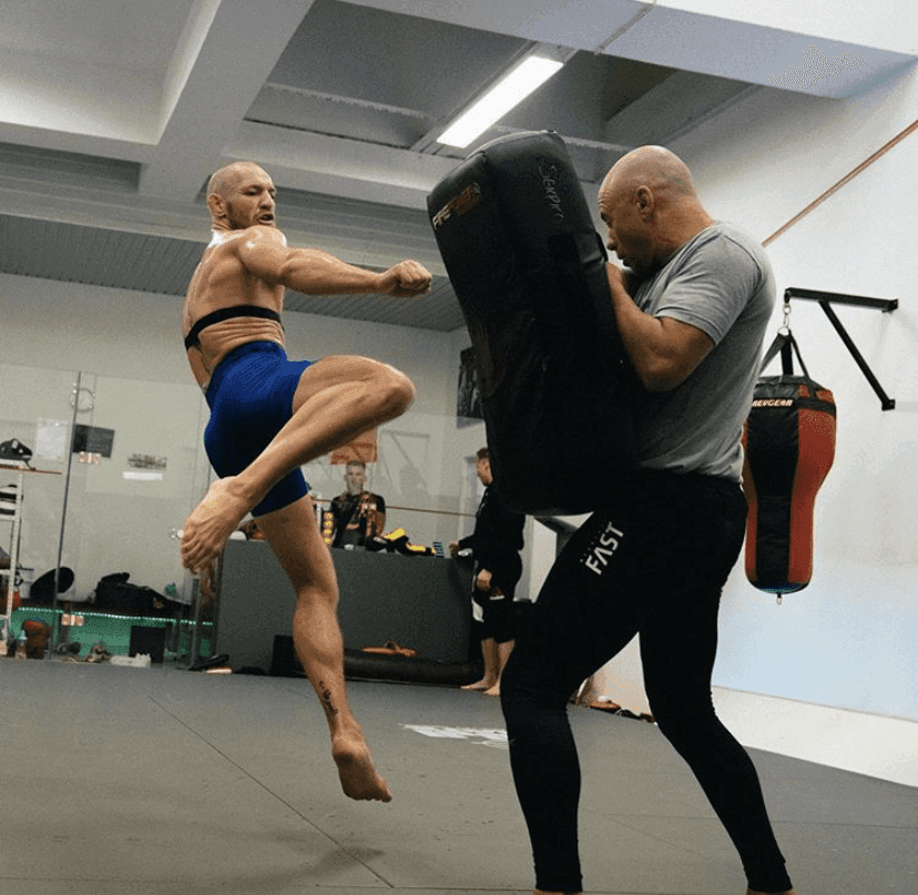 (비차량) 코너 맥그리거 킥 훈련 모습  게시글 썸네일