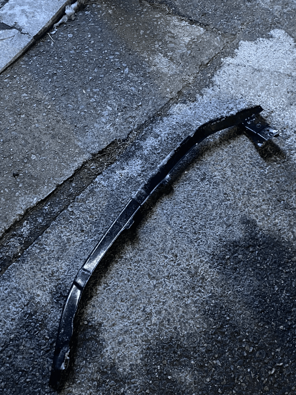 다른 사고차량 잔해물로 인한 사고 게시글 썸네일