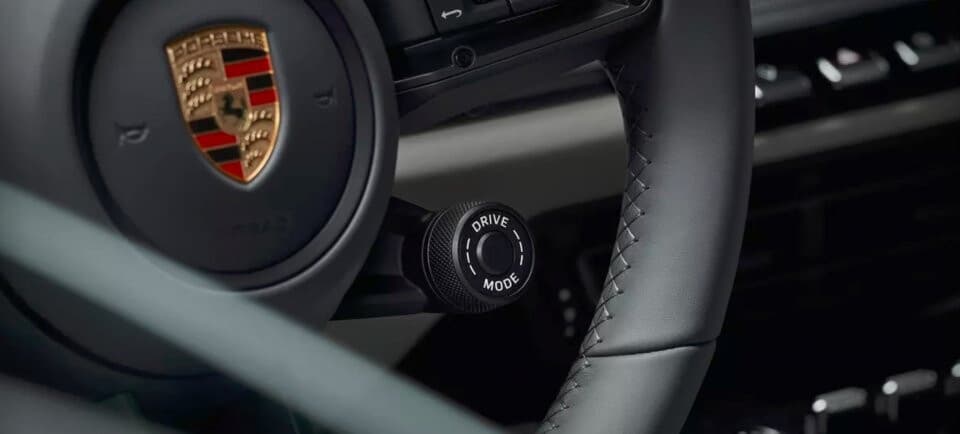 이 버튼은 뭐지? 우리가 몰랐던 신기한 자동차 기능 TOP7 게시글 썸네일