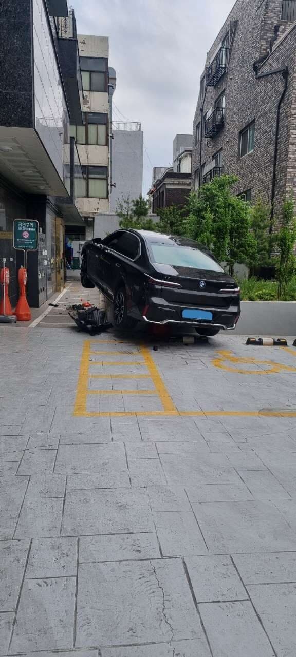 BMW i7 급발진 사고 현장 게시글 썸네일