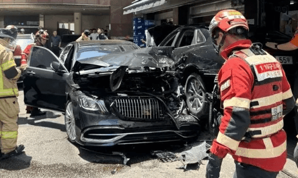 서울 강남서 80대女 운전 승용차 식당으로 돌진…4명 부상 게시글 썸네일