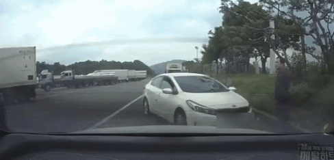 조그만 bmw들은 고속도로에서 만나면  게시글 썸네일