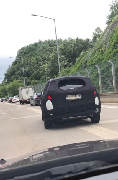 4세대 투싼의 위장막 사이로 보이는 현대차 로고 게시글 썸네일