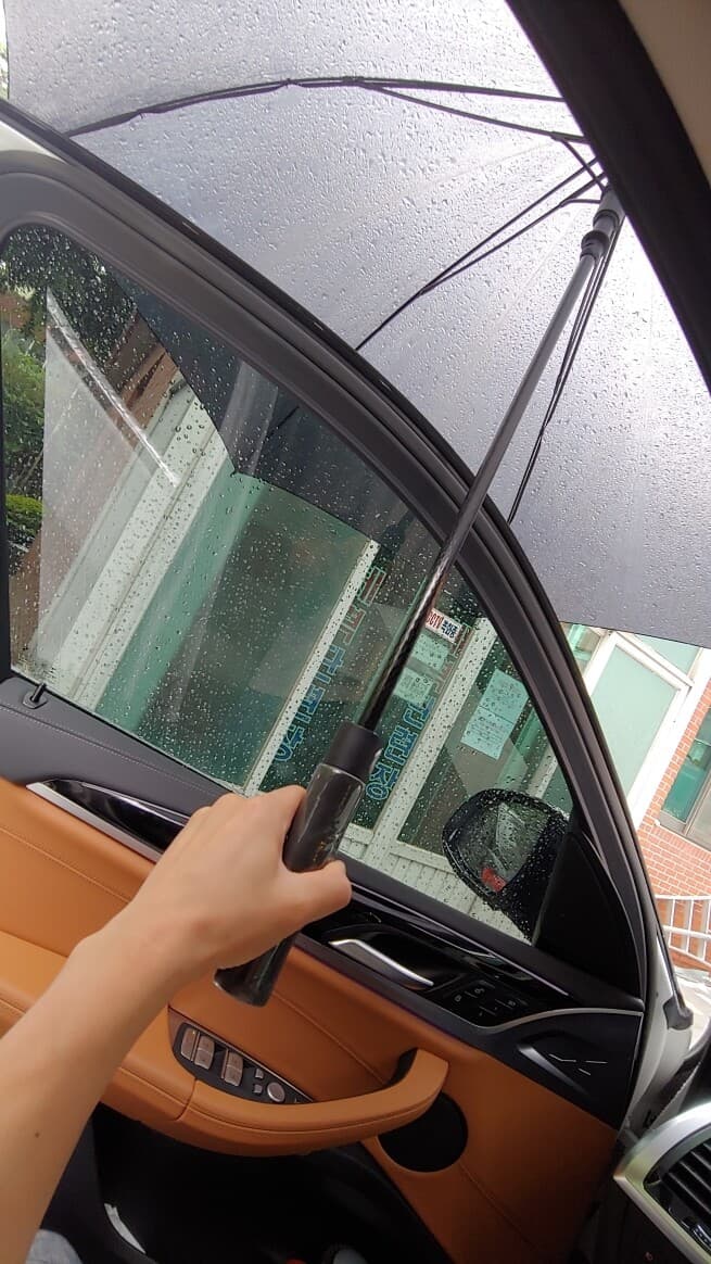 비오는날 차에 탈 때 우산을 언제 접을까요? 게시글 썸네일