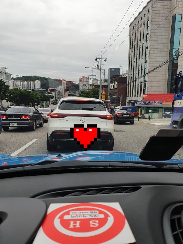 길에서 EQC첨봤습니다 게시글 썸네일