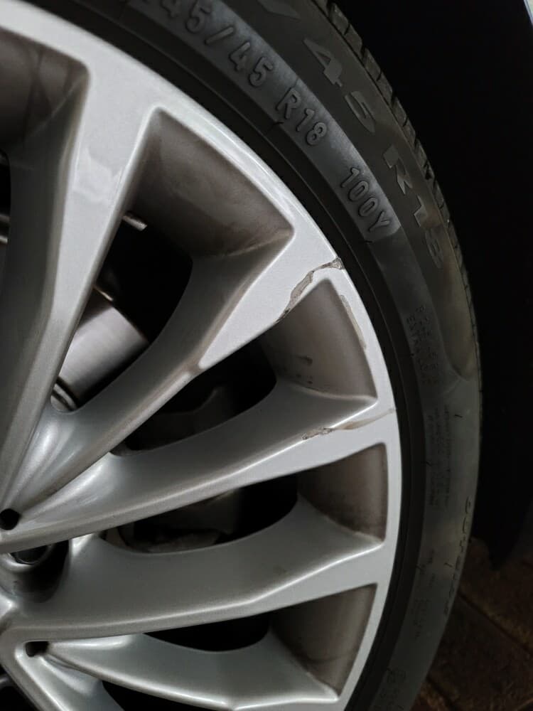 휠 긁었는데.. 게시글 썸네일