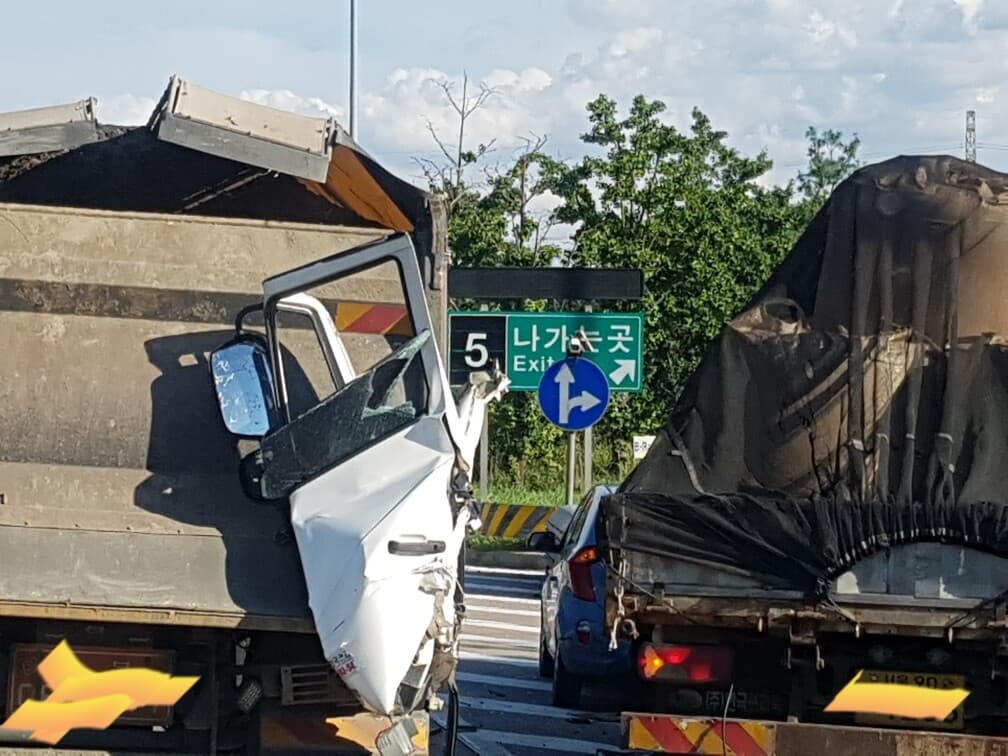 방금찍은 고속도로 사고사진이요... 게시글 썸네일