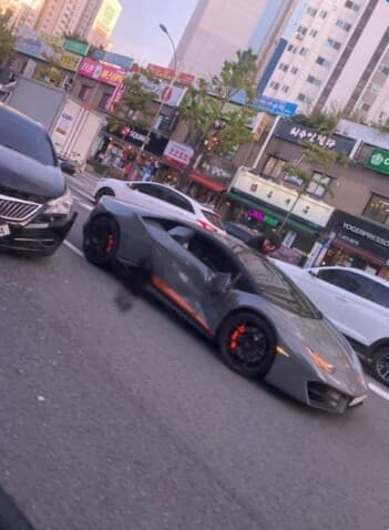 그랜져와 우라칸 접촉 사고? 게시글 썸네일