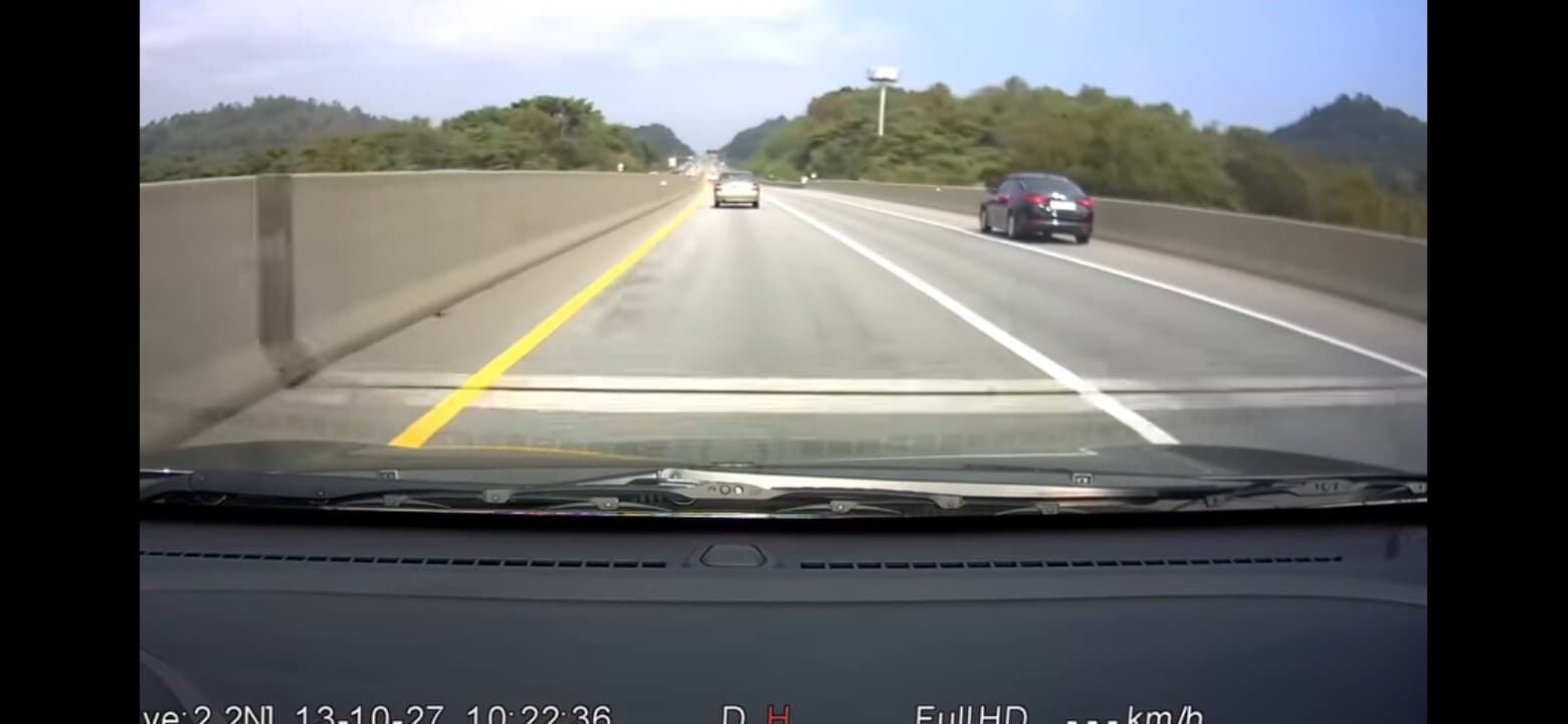 흐아..졸음운전으로 보이는 교통사고 영상. 게시글 썸네일