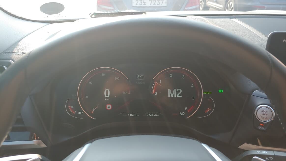 요즘 신호대기 맨앞줄에 서면 자주 하는짓? 게시글 썸네일