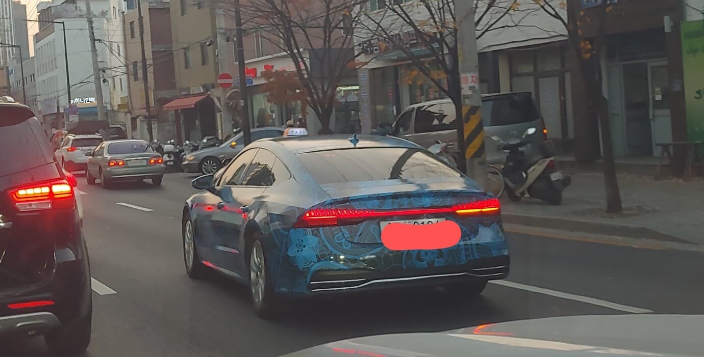 어제 길에서 만난 화려한 위장막차 게시글 썸네일