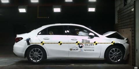 아반떼보다 안전성 점수가 낮은 A클래스 게시글 썸네일