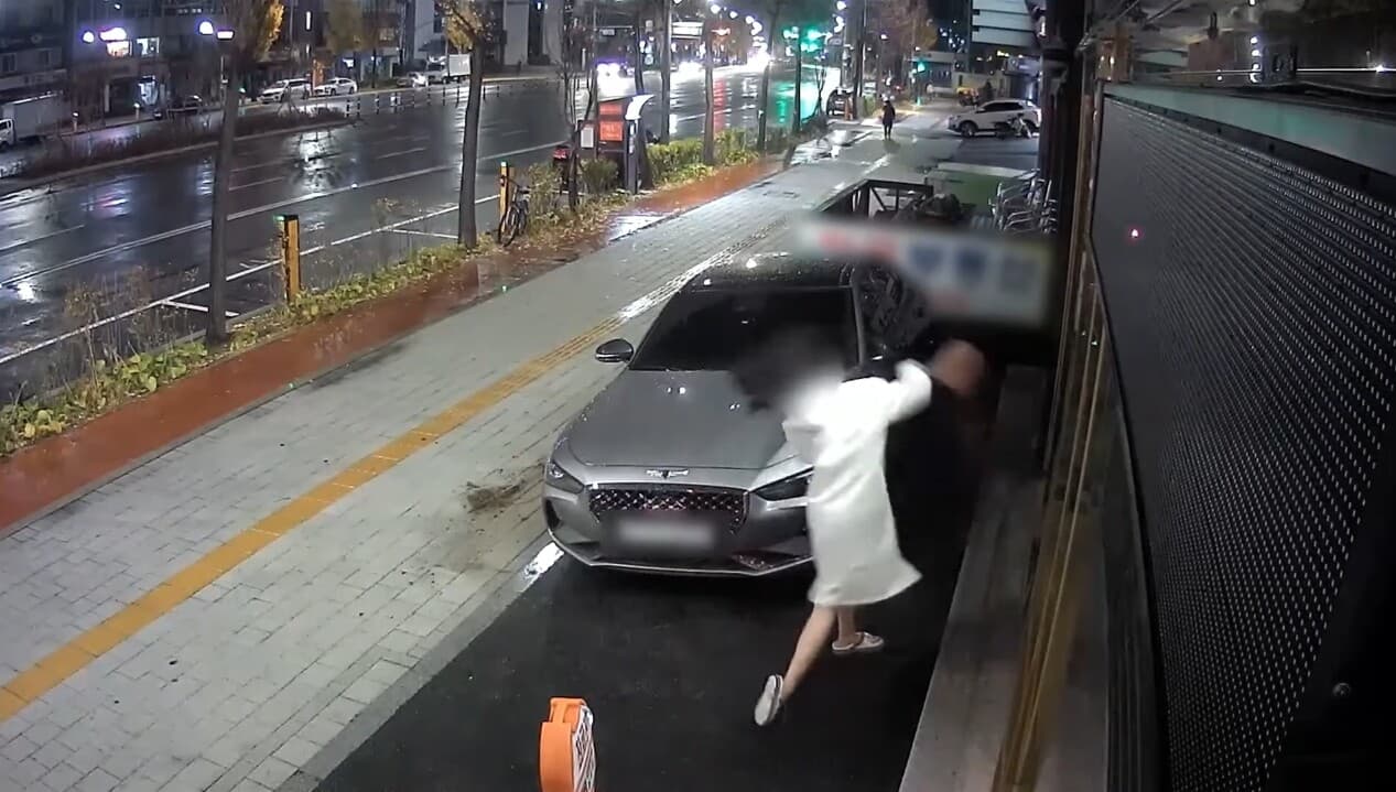 ?모르는 여자가 새벽에 새차에 화분을 던졌다? 게시글 썸네일