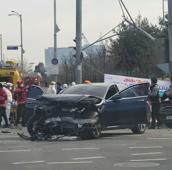 동네에 사고 났네요 (벤츠이클&그랜져) 게시글 썸네일