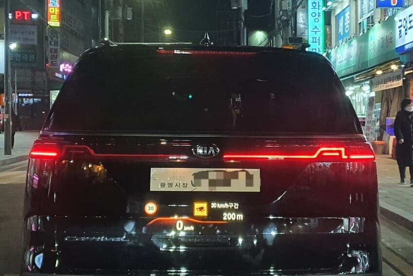 이제 막 출고한 신형 카니발같은데, 리어램프가.. 게시글 썸네일