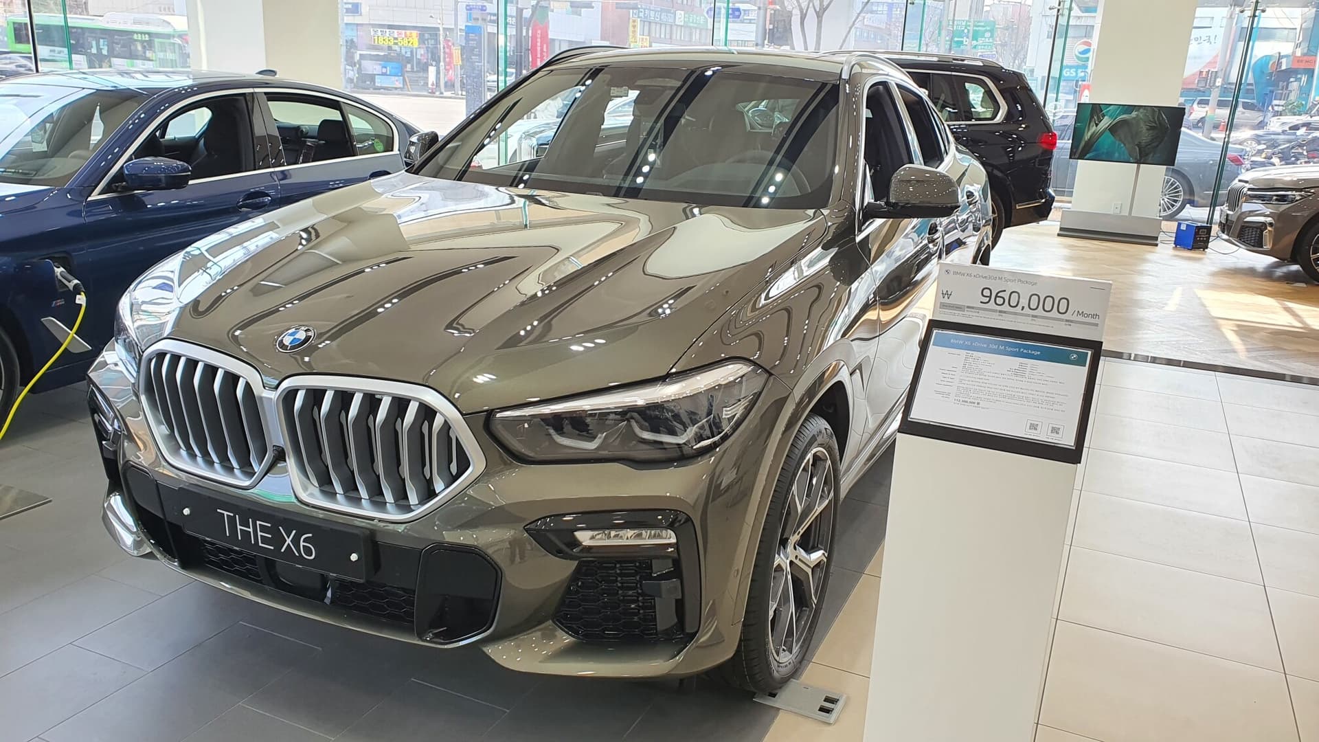 X3M 이 있다!! 이젠 쓰기 민망한 BMW 성수전시장; 게시글 썸네일