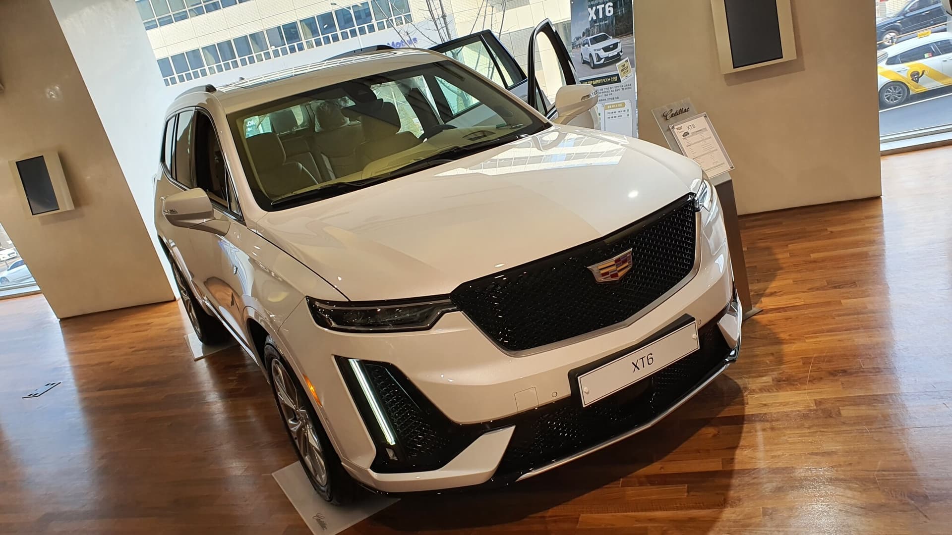 처음 가본 캐딜락 논현 전시장 게시글 썸네일