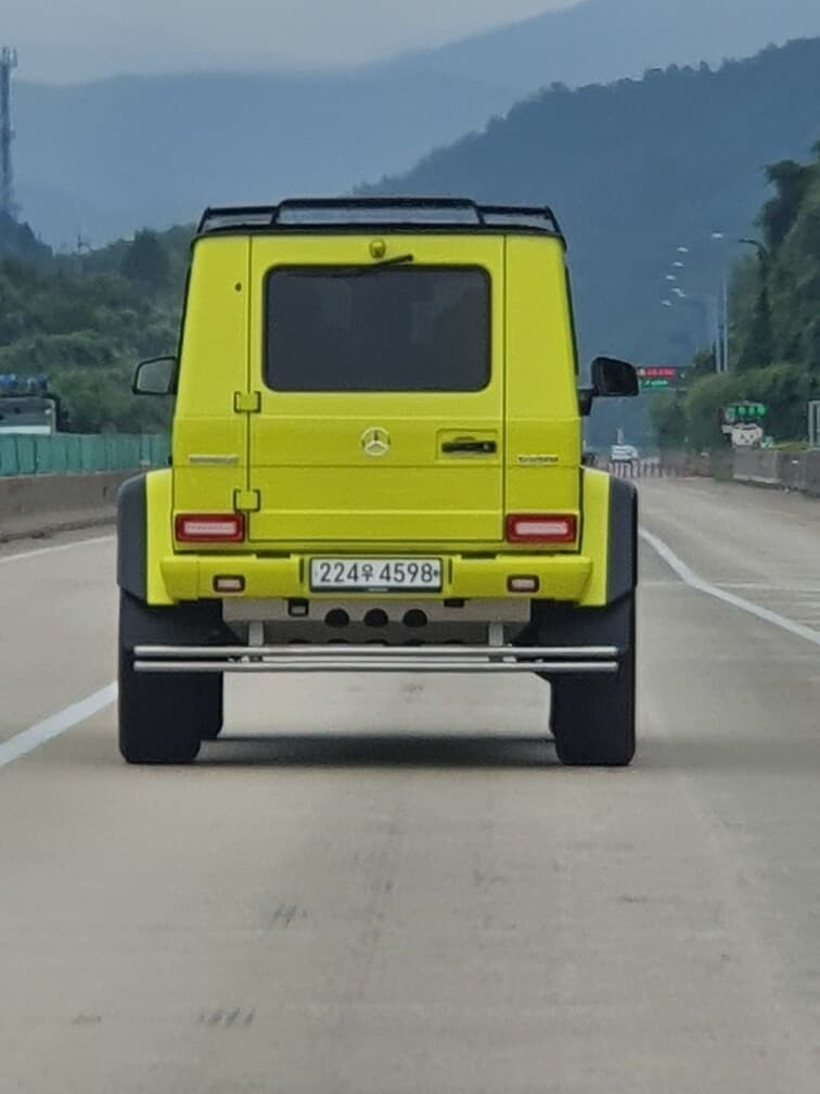 고속도로에서 만난 엄청난 괴물.. 게시글 썸네일