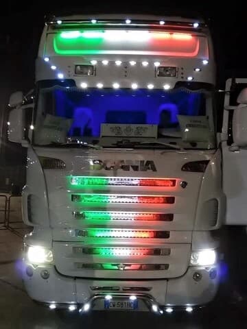 대형 트럭 화려한 조명 튜닝 게시글 썸네일