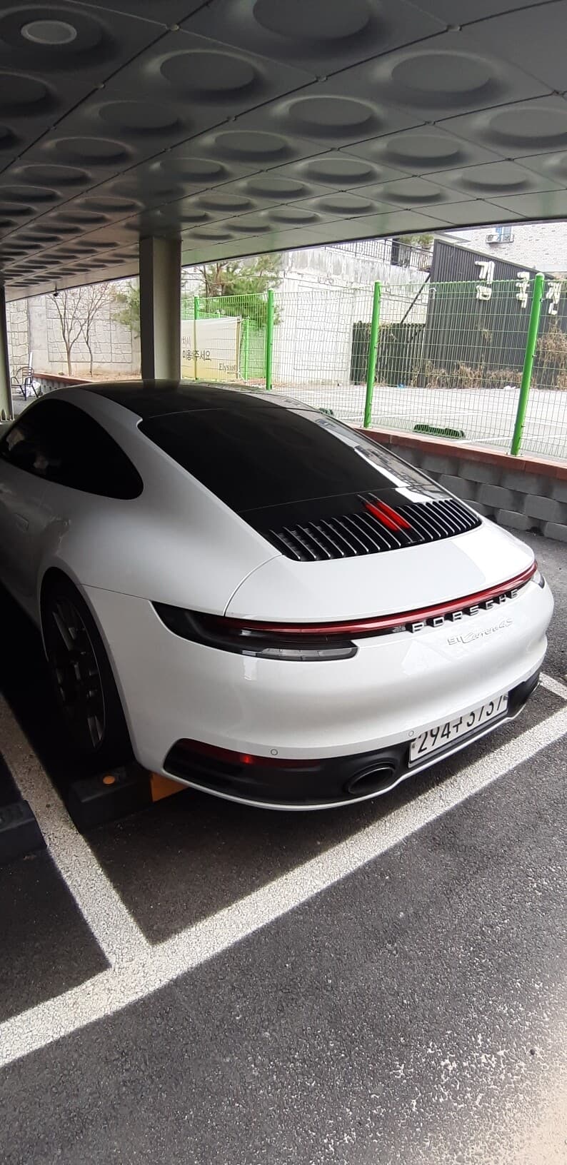 주차장에서 포르쉐 911 목격 게시글 썸네일