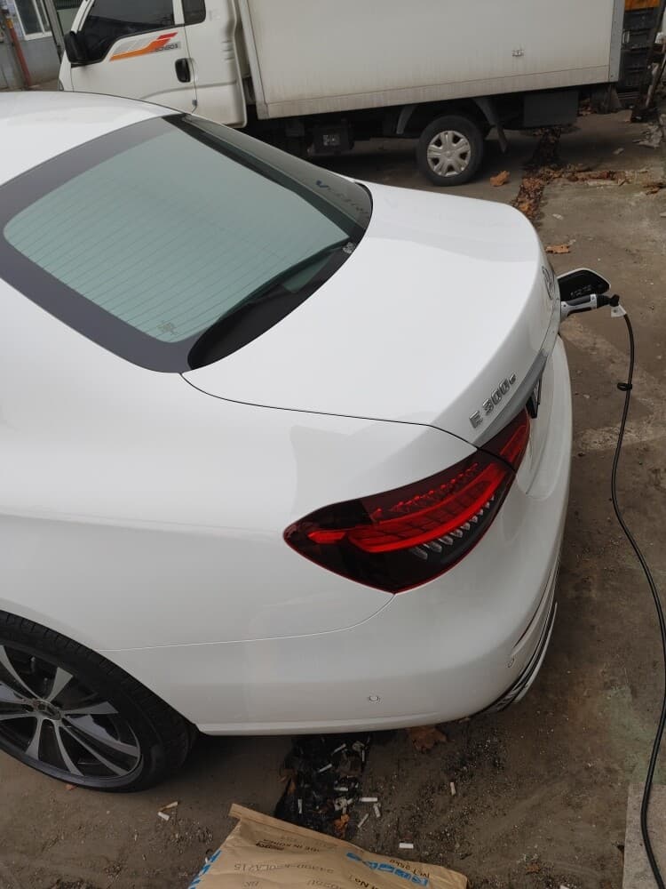 벤츠 E-클래스 E 300e 4MATIC 익스클루시브 게시글 썸네일