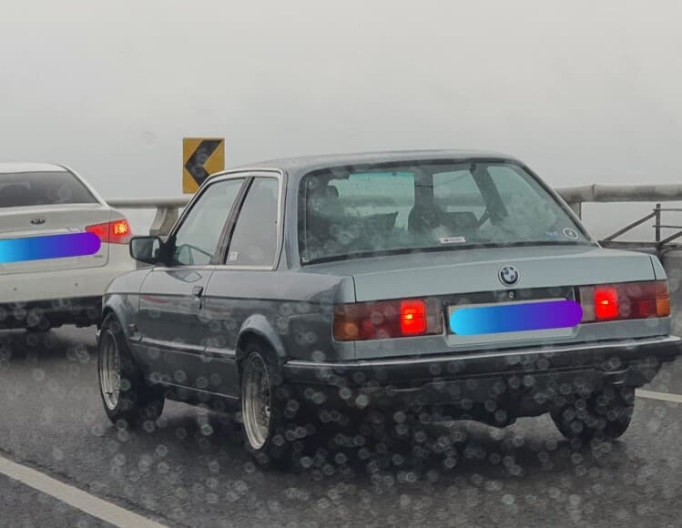 2시간 전에 스친 배기음 우렁찬 BMW M?? 게시글 썸네일