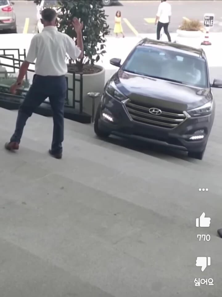 투싼으로 계단 올라가기 도전 ? 게시글 썸네일