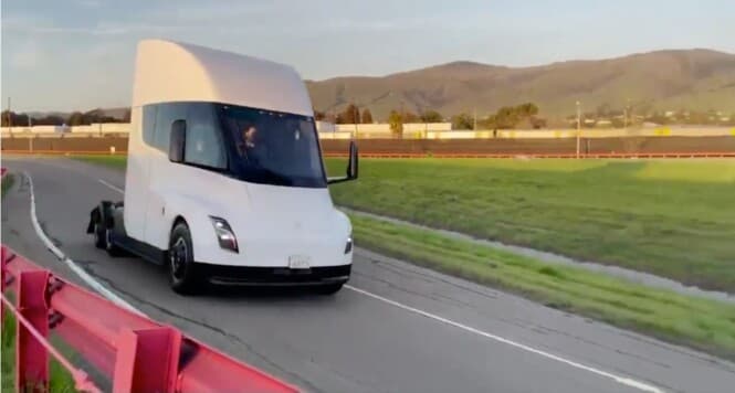 테슬라 전기트럭 세미 출시 예정 게시글 썸네일