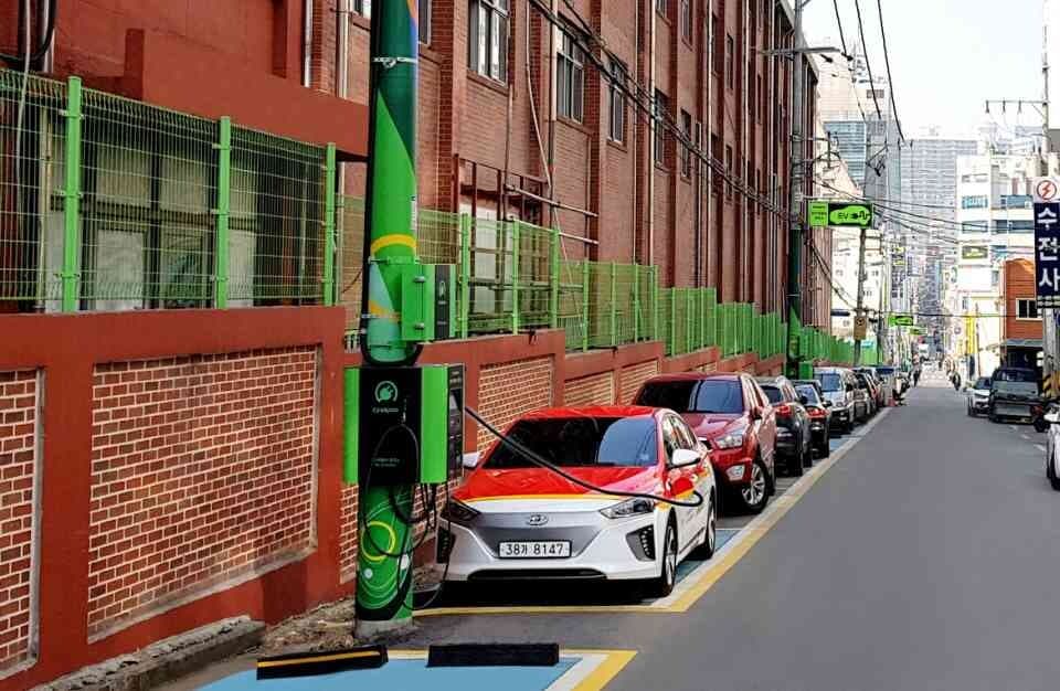 부산시가 전봇대 거치형 전기차 충전기를 설치합니다 게시글 썸네일