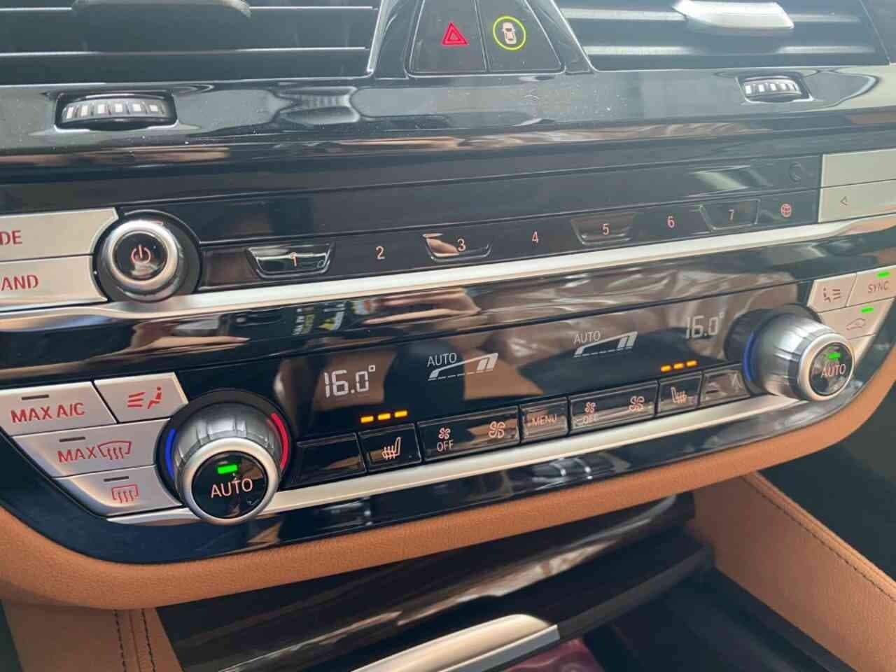 BMW 5시리즈 520i 럭셔리 P2 게시글 썸네일