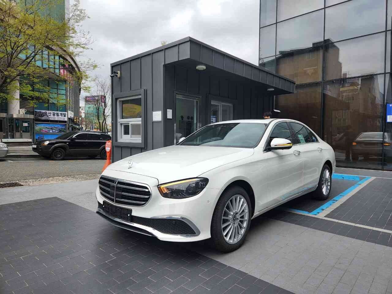 벤츠 E-클래스 E 220d 4MATIC 익스클루시브 게시글 썸네일