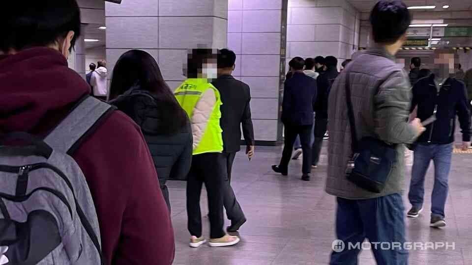 오늘 아침부터 갑자기 지하철역에 안전요원이 배치됐죠 게시글 썸네일