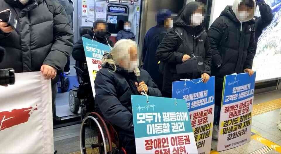 서울시가 내일부터 전장연 시위에 무정차 통과로 맞대응한다고 합니다! 게시글 썸네일