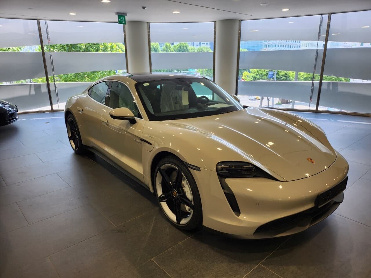 타이칸 리뷰 게시글 썸네일